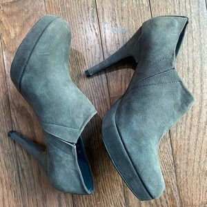 Stuart Weitzman gray suede platform ankle bootie size 6